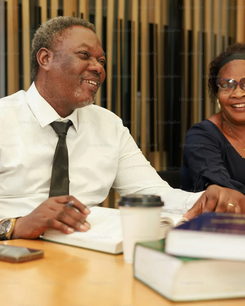 Deux personnes souriantes en collaboration au travail