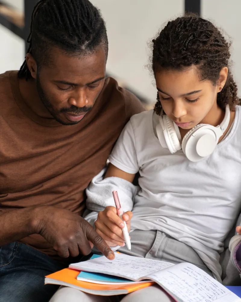 Famille (parents et enfant) dans un espace de vie