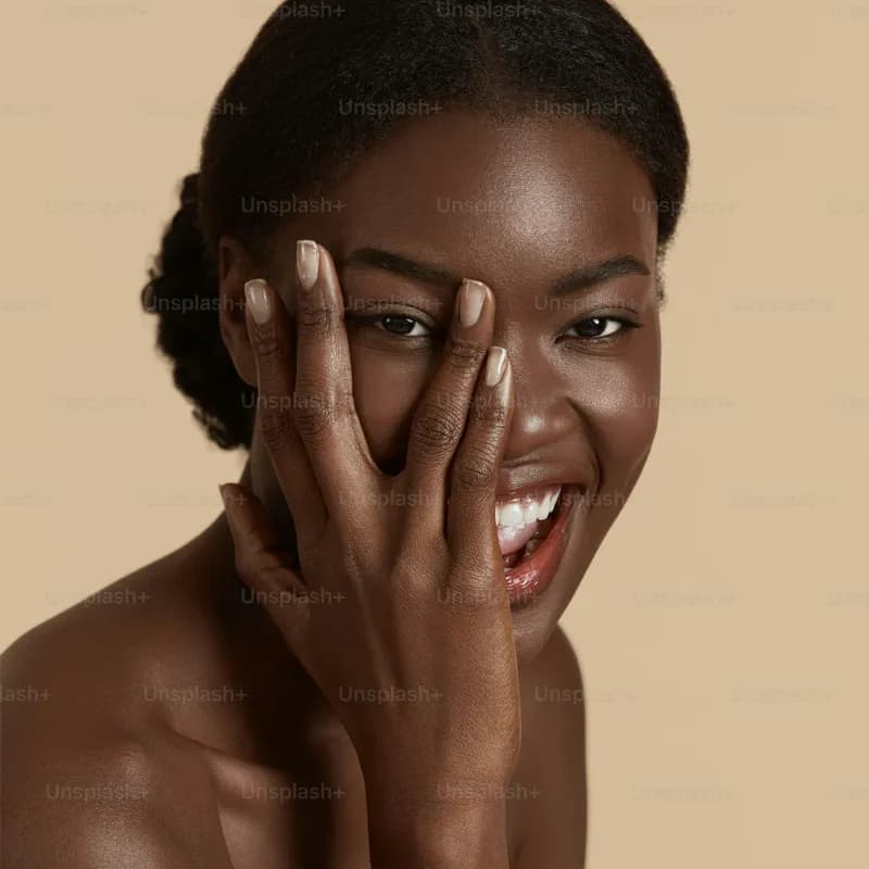 Jeune fille africaine portrait sourire, regard direct